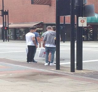 — Constatare, adâncindu-i-se expresia facială, treptat evidențiindu-se și lejeritatea care-l; cuprinsese. Deși preț de alte câteva secunde ochii lui circulă de pe cei ai acesteia, pe buze, și invers, palma liberă și-o folosește doar pentru a o urca la nivelul feței sale, indicând spre propriil
