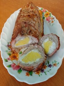 Mușchiuleț de porc cu umplutură de ou și cașcaval -4; Se fierb 5 ouă și se separă albușuri de gălbenușuri, se dau pe răzătoare; abușurile se amestecă cu 1 albuș crud, gălbenușurile cu 1 gălbenuș crud. Se da la cuptor.
