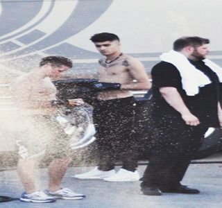 — Pe propriile buze îi persistă aşadar un zâmbet de sine înţeles, provocat mai mult de intensa; privire aruncată între cei doi, cât şi de cuvintele blondei, menite mai mult decât sigur să aducă un strop de amuzament asupra atmosferei dintre ei. „Ar putea funcţiona.” Constată el în
