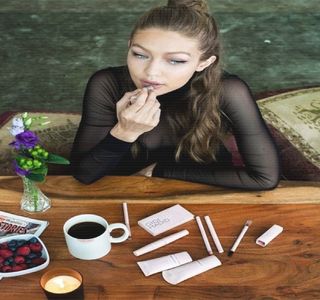 ━ În urma acelui răspuns primit din partea sa, vag, de altfel, singura reacţie la care apelea-; ză este schiţarea unui mic zâmbet, natural totodată, treptat având să readucă din nou câţiva centimetri distanţă între propriile corpuri, retrăgându-şi astfel chipul. Menşine, totuşi, contactul vizual
