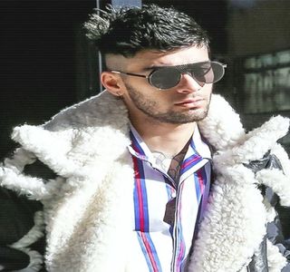— Pentru a-i căuta palma blondei prin împingerea braţului în zona din spatele său, şi, de; îndată ce o prinde într-a lui, paşii îi ajută deplasarea, trecând printre respectivele fotolii, continuându-şi direcţia prin apropierea de scara ce oferea posibilitatea urcării la etaj. Imediat ce amb
