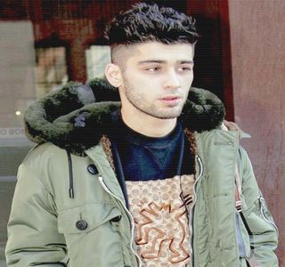 — Privirea şi-o întoarce peste umăr, sprâncenele având să i se arcuiască de îndată ce-i; aude întrebarea, timp în care continuă mestecarea dumicatului destul de uriaş. Abia după înghiţire, un mic zâmbet îi conturează forma buzelor. „Sunt mai multe variante.” Preia iniţiativa
