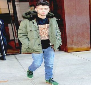 — Oferirii unui răspuns aproape prielnic, timp în care se întoarce pe călcâie şi, destul de; lent minimalizează distanţa dintre ei. Luând-o prin surprindere, cu ajutorul palmelor îi prinde din nou talia, încercând totuşi să-şi menţină o expresie serioasă, chiar dacă în sinea sa, se simţea
