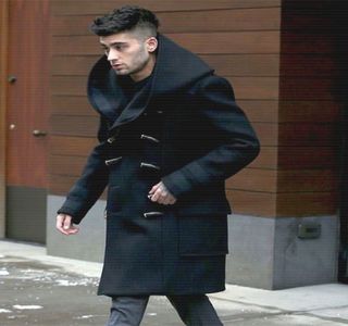 — Spre zona patului, şi, odată oprit în faţa noptierei de pe respectiva parte de pat, deschide; sertarul acesteia, după care sustrage din interior o cutie potrivit colorată, la care chiar el lucrase în scopul ambalării. Cadoul conţinea de fapt două brăţări MantraBand, pe una dintre ele fiind
