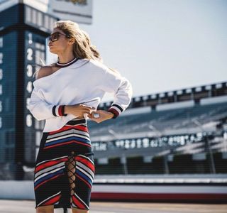 ━ Cu valoare simbolistică, buzele având să i se între-deschidă în consecinţă. Astfel că, în; timp ce îşi căuta vorbele potrivite de mulţumire, reuşeşte să citească cuvintele inscripţionate, cuvinte care, involuntar, îi cauzează arcuirea colţurilor gurii, lăsându-şi la vedere dantura
