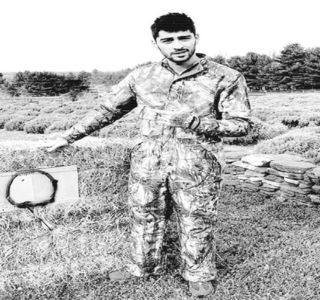 — Zâmbet conturat de lungirea buzelor, urmărește acțiunile acesteia. La scurt timp, odată; ce primește și prima reacție redată prin expresia facială și continuată prin cuvintele însoțite de acel apelativ, buzele i se prelungesc. Îmbrățișarea primită din partea ei duce la încolăcirea

