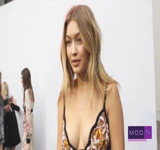 ━ După câteva secunde să constate de fapt că avea legătură cu replica din franceză pe; care i-o adresase la târg. Tocmai de aceea, preţ de o clipă, rămâne „mască” celor spuse, cu întârziere având să elibereze un scurt chicot, în acelaşi timp sprâncenele adunându-i-se
