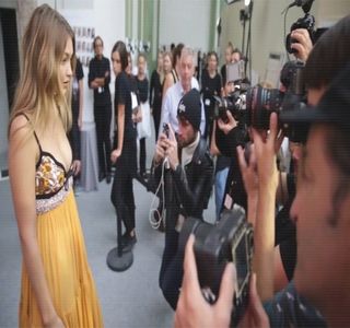 ━ o fracţiune de secundă în mijlocul frunţii. „De unde..cum ai..” iniţial, fără să mai conştien-; tizeze se bâlbâie în căutarea unei adresări potrivite, căci în mintea ei circulau acum mai multe posibilităţi, anume aceea ca el să fi reţinut fraza ce i-o adresase, ipoteză ce era cam greu de
