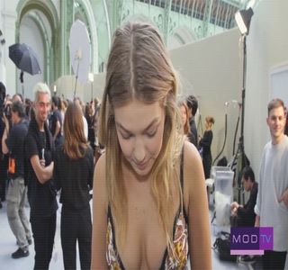 ━ Crezut pentru ea, dar şi aceea conform căreia brunetul cunoştea limba propriu-zisă. Cea; din urmă idee o intrigă şi mai mult, căci asta ar fi însemnat că înţelesese sensul vorbelor încă de atunci, ascunzând acest lucru de ea. „Credeam că nu ştii franceză.” Rosteşte din neant.
