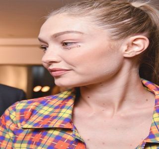 ━ Aflată în livingul propriei locuinţe, chiar în compania nimeni altului decât Zayn, stătea; tolănită pe canapea alături de brunet. Întrucât în urmă cu câteva minute descoperiseră amândoi un joc pe telefon suficient de captivant încât să îl practice amândoi concomitent, asta
