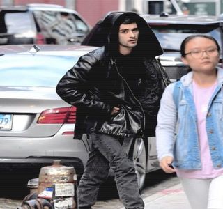 — Încă de când ambii plănuiseră pierderea timpului prin respectivul joc desfăşurat în; totalitate pe telefon, atenţia sa fusese astfel captată de ecranul acestuia, oferindu-şi întregul interes doar pentru a sfârşi printr-un rezultat favorabil lui, dorinţa fiindu-i totodată aceea de
