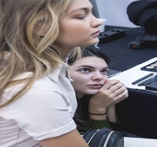 ━ Deşi ambiţia sa era mai puternică decât abilităţile sale în ceea ce priveşte respectivul; joc, acest lucru nu îi era de folos, căci, constatase că Zayn era fix în urma sa, ba chiar suficient de aproape încât să o întreacă. Involuntar, da şi în mod repetitiv, cuvântul „nu” ajunge rostit
