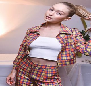 ━Buza inferioară îi revină prinsă cu ajutorul danturii. „Păi..” îşi iniţiază ea vorbele, abia după; câteva secunde nesemnificative continuând: „Presupun că dacă aşa am hotărât.. fie, atunci.”, cuvinte ce-i marchează aşadar cedarea în faţa momentului propriu-zis, în asentiment cu
