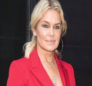 — Paşii o ghidează spre aceeaşi zonă, până ce, în cele din urmă prezenţa şi-o face simţită; în zona ei de interes, chiar după auzul vocii fiicei sale. Deşi pe moment intenţionează iniţierea unui dialog alături de aceasta, din primele momente, atenţia ei vizuală cade asupra prezenţei
