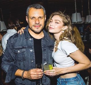 ━ În primele secunde având doar să urmărească tăcută discuţia din ea şi propria-i companie.; Câteva momente mai târziu, atunci când mama sa îşi focusează atenţia asupra sa, încă din primele vorbe anticipează dorinţa acesteia, şi anume, aceea de a realiza câteva cumpărături
