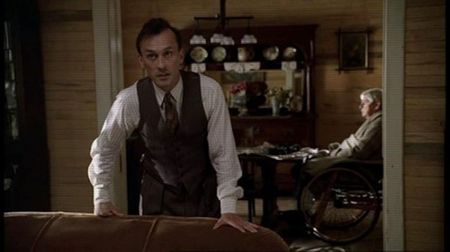 - *asculta muzică mândru, privind știrile, strigă apoi pe hol* Tyleeeeeer.