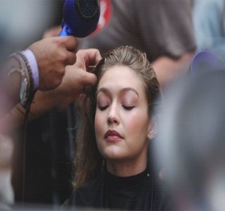 ━ Întrucât se învârtiseră în jurul supermarketului mai bine de 10 minute, cu scopul găsirii; unui loc destinat parcării maşinii, abia acum reuşiseră să pătrundă de-a binelea în interiorul magazinului, pregătiţi să înceapă o serie de cumpărături, din păcate însă, nu aceea preferată

