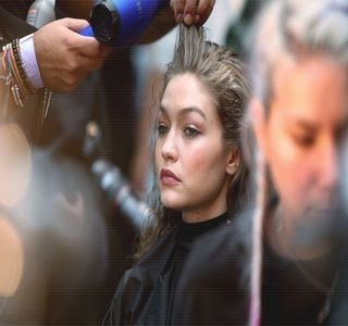 ━ E ceea ce rosteşte din neant la vederea aglomeraţiei, totodată, acela fiind momentul în; care îi eliberează braţul brunetului de care se agăţase anterior, ochii coborându-i asupra listei aflată în propriile palme. De-ndată ce ochii îi traversează rapid denumirile ingredientelor
