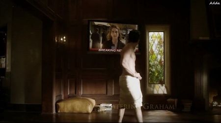 - Am înțeles. *îi fug ochii pe TV unde vede imagini din apartamentul său din New York întors; cu susul în jos și citește titlul, făcând ochii mari*
