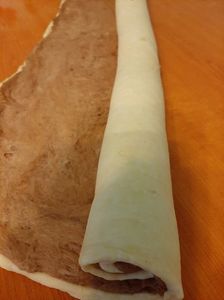 Scoici untoase cu cacao-vanilie și umplutură de brânză dulce  -1; Aluat: 1kg faină,  1 pachet unt, sare, 1plic zahăr vanilat, 2 linguri cacao, 30g zahăr, 200g iaurt, 25g drojdie.

