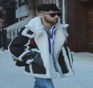 — Într-un moment ulterior, se simte nevoit să se oprească în loc din pricina vocii blondei,; astfel că opreşte totodată şi căruciorul înaintea sa, privirea lui având să o întâlnească pe a ei. Deşi păstrase tăcerea până în acele clipe, abia după ce constată că ea de fapt îi cerea
