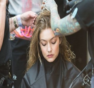 ━ Palmele ridicându-şi-le la nivelul capului, în mai puţin de câteva secunde, prin intermediul; unor mişcări rapide, având să îşi prindă şuviţele blonde într-o coadă dezordonată pe care o prinde cu elasticul aflat pe propria încheietură. „Ne vedem mai târziu.. vezi, poate nu te găsesc
