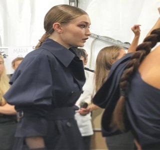━ Certându-te cu vreun copil la raionul de dulciuri.” Întrucât contactul vizual era încă existent,; încearcă gluma respectivă realizată la adresa lui, cu scopul destinderii atmosferei, mai apoi urmând să îşi plaseze palmele pe mânerul căruciorului, iniţând astfel plecarea de pe loc a acestuia.
