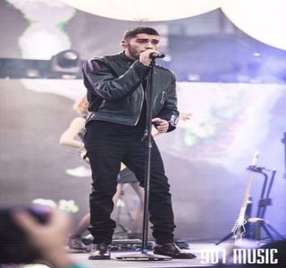 — În partea stângă, imediat ce capul i se întoarce spre dreapta, 3 secunde mai târziu, ochii; lui produc un contact vizual alături de o altă pereche, aflată la o distanţă destul de exagerată, dar în orice caz, satisfăcătoare. Fără să conştientizeze, colţurile gurii îi urcă treptat,
