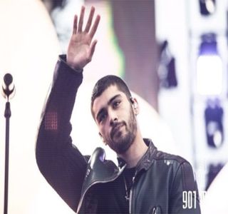 — Respectivele banane se aflau, în număr de 5, sau chiar mai multe, îşi foloseşte un braţ; pentru a putea rupe una dintre ele. De îndată capul şi-l întoarce în anterioara direcţie, căutându-i din nou silueta blondei. Odată zărită, rătăcită printre unele dintre rafturile cu pricina,
