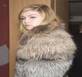 ━ Revendică produsele respective, urmând ca apoi să le arunce cu indiferenţă în interiorul; căruciorului. Instinctiv, privirea şi-o întoarce din nou în zona în care îl identificase anterior pe brunet, având ca şi de această dată să îl zărească, ba chiar într-o postură diferită faţă de

