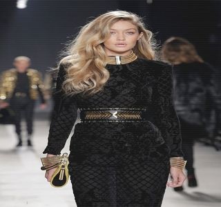 ━ Putea fi auzită de către acesta. Îşi rezervă alte câteva secunde pentru a-l privi în continuare,; până ce, zâmbetul extins în proporţii uriaşe îi dispare treptat la vederea unei femei, trecute cu mult de vârsta a 3-a, femeie ce observase întreaga scenă dintre cei doi şi în urma căreia

