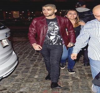 — Acţiunea sa persistă până în clipa în care primeşte din partea blondei o reacţie, amuzând-o; conform planului său, o acţiune ce era deja înfăptuită şi de către el, căci de îndată ce se opreşte din producerea acelor mişcări, râsul său inundă zona în care se afla. Ulterior plasează
