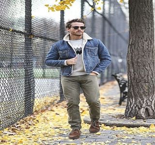 — De atât.” Reacţia lui vocală vine aşadar de pe urmele cuvintelor ei finale, dovedindu-şi; aprecierea faţă de aceasta într-un mod destul de indirect; căci încă din perioada liceului, deşi el unul făcea vrând-nevrând parte din grupul indivizilor pe care ar fi vrut să-i eviţi
