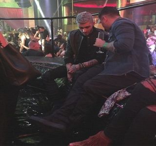 — A deţine vreo curiozitate aparte, alege să-şi focuseze în totalitate atenţia asupra lui Gigi.; „Am găsit două variante la pulpele astea, nu ştiu care e mai bună aşa că am zis să le iau pe amândouă.” Conclude el printr-un zâmbet nevinovat, timp în care plasează alimentele în coş.
