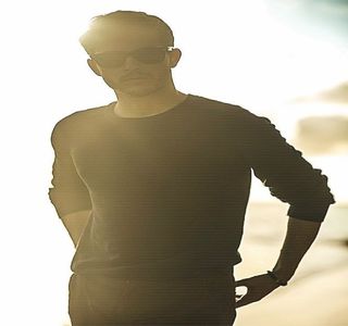 — În privinţa amândurora. Astfel că privirea lui fuge de pe chipul lui Gigi, asupra respectivului; brunet până ce într-un întâmplător moment îi zăreşte trăsăturile, observate de fapt din profil. O pură surprindere îl încarcă, dovedită prin brusca schimbare a expresiei faciale, atenţia lui
