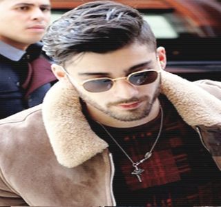 — Umărul, două saluturi tipic bărbătești. “Frățioare, ce vânturi calde te mai aduc prin; Bradford?” Expresia-i facială trece printr-o schimbare, prezentând o pură curiozitate în timp ce sprâncenele și le arcuiește, dar mai ales decide să se distanțeze de acesta, poziționându-se chiar

