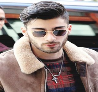 — Întoarce spre zona laterală lui, zâmbindu-i blondei, nu înainte de a-l refixa pe acesta cu; privirea. “De ce n-ai dat vreun semn, Gallagher? Am fi putut să ieșim până acum. Petreceam chiar și Crăciunul împreună ca pe vremuri.”
