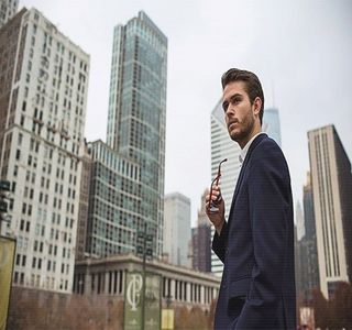 — Vederea celor doi împreună. “Dar cu voi care-i șmecheria, omule? V-au ales profesorii abia; după 3-4 ani să faceți un proiect împreună până la urmă sau care-i treaba?” Amuzat de propriile-i vorbe pufnește, curiozitatea lovindu-l din plin; o reacție inevitabilă, ținând cont de trecutul lor.
