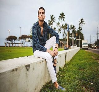 — Reacționat vocal, vocea brunetului se identifică drept factorul perturbator al replicii; sale, preluând o încruntătură pe chip odată cu auzul cuvântului “gelozie”. Respectivul lucru duce la eliberarea unui mic pufnet amuzat și încercarea rostirii următoarelor: “Despre ce gelozie crezi că 
