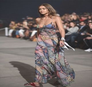 ━ Iubita lui în faţa lui Adam, motiv pentru care, dacă cineva ar fi privit-o din exterior ar fi; afirmat clar că radia în acea clipă. Totuşi, faptul că era în continuare tăcută fără să îşi dea seama, iar pe chipul ei era acum înfăţişat un zâmbet tâmp, totodată larg, contactul vizual cu acesta
