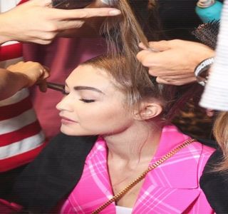 ━ Nită cu spatele de acea ladă frigorifică, buzele lui oprindu-se la o distanţă chiar infimă,; putând să-i inhaleze mirosul dulce al propriului parfum. „Fir-ar, Zayn, trebuie să încetezi să faci asta până nu fac eu stop cardiac.” E ceea ce-i şopteşte peste buze chiar înainte ca el să
