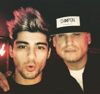 — Deţinând credibilitatea faptului că prin anterioara sa acţiune înfăptuită aceasta n-ar mai; fi reuşit să se manifeste în vreun fel anume, micul gram de amuzament i se poate citi cu uşurinţă pe chip de îndată ce Gigi, fără vreo reţinere gândită, reaşază cutia plină cu bucluc înapoi
