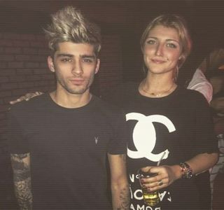 — În raft. Faptul că ar fi produs acelaşi joc de-a şoarecele şi pisica nu este unul cert, căci; câteva secunde bune trec până ce ideea de a prelua din nou cutia dispare. Astfel că, observându-i zâmbetul, dar şi intensitatea modului în care era privit în acele clipe de către aceasta,
