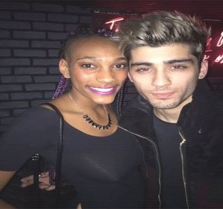 — Decide să se conformeze prin menţinerea contactului vizual până ce, într-un moment; destul de brusc, nasul şi-l strâmbă, rostind următoarele: „Ai dreptate, şi mie tot fără îmi place.” ca şi cum ar fi cedat tentaţiei deţinute până în acel punct. În ciuda încercării sale de a
