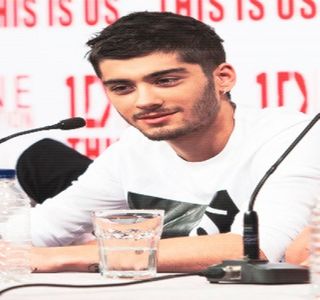 — Comentariul nefinisat dar iniţiat de către Gigi îi menţine treaz amuzamentul, încă dovedit; prin zâmbetul curent şi câteva râsete concomitente cu ale acesteia. Păşind în urma ei apoi, căci distanţa până spre celălalt capăt al casei de marcat fusese eliberată şi menită acestora,
