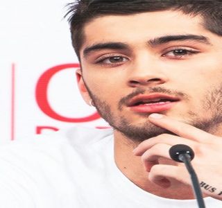 — Decide să constate: „Din gura ta pare mai mult un compliment.” Ulterior, cerinţa blondei; duce la scurta lui încuviinţare şi focusarea atenţiei asupra casieriţei care, spre surprinderea proprie, atenţia şi-o focusa încă asupra lor. „Am mai avea nevoie de o pungă.”
