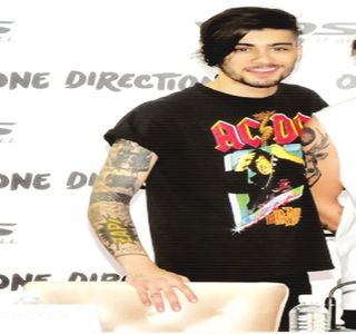 — Odată ce ambii scapă de coşul de cumpărături ce le oferise suport până în clipele; respective, preia sacoşa plină ochi, revenită lui. Chiar dacă înainta acum pe urmele blondei, un surâs se face auzit, forţat de fapt de comentariul ei cu tentă răutăcioasă. Se decide totuşi
