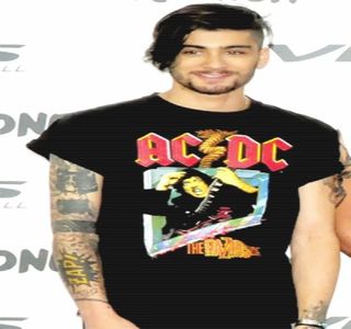 — Să reacţioneze vocal abia atunci când ajunge în dreptul acesteia, păstrând acelaşi; mers. „Nu ştii niciodată când vorbele tale se pot adeveri. Aşa că..” Mândru de propria dezvoltare a ideii, printr-un zâmbet şiret îi aruncă o privire, în acelaşi timp înălţându-şi umerii.
