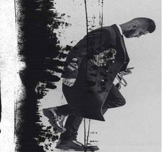 — Având în vedere că zăreşte autovehiculul la o distanţă deloc exagerată faţă de el,; cunoscând acum drumul, privirea lui coboară asupra paşilor amândurora, deloc intenţionat, urmărind astfel mersul lor. Umerii încep să-i producă un scurt joc prin înălţarea repetitivă
