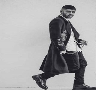 — Semn că acea constatare cu tematică jucăuşă îl amuzase, un prim motiv pentru care pe; buzele sale se aşterne un mic zâmbet. Totuşi, în schimbul unei reacţii sau a continuităţii conversaţiei iniţiată anterior de către el, rămâne tăcut, pe parcursul deplasării, buzele sale preluând
